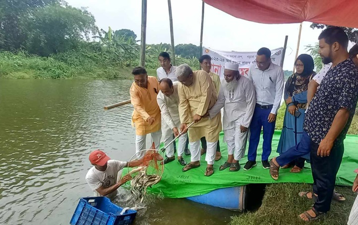 দৌলতপুরে মৎস্য পোনা অবমুক্তকরণ কর্মসূচির উদ্বোধন